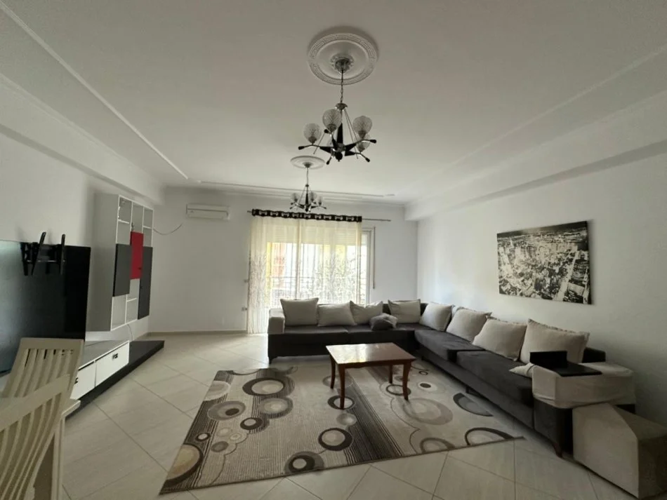 Tirane, jepet me qera apartament 3+1 Kati 4, 150 m² 600 € (RRUGA ULLISHTES)