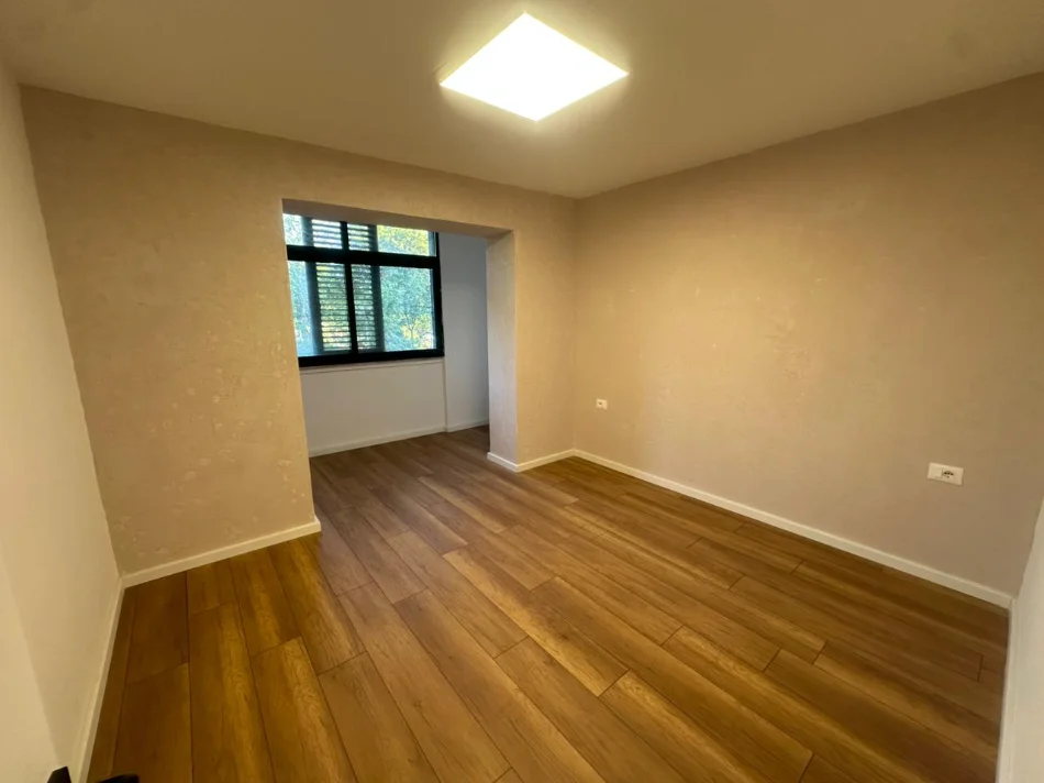 Tirane, jepet me qera apartament Kati 1, 78 m² 800 € (Rruga Stiki Cico)