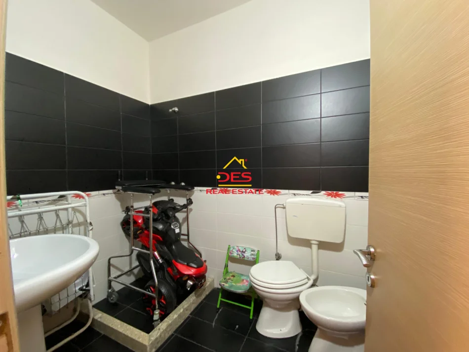 Vlore, jepet me qera apartament 2+1+Ballkon Kati 7, 400 m² 400 € (Rruga Hasan Kushta)