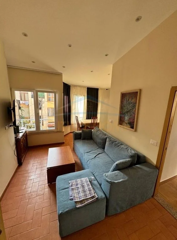 Tirane, jepet me qera apartament 2+1 Kati 3, 120 m² 750 € (Myslym Shyr)