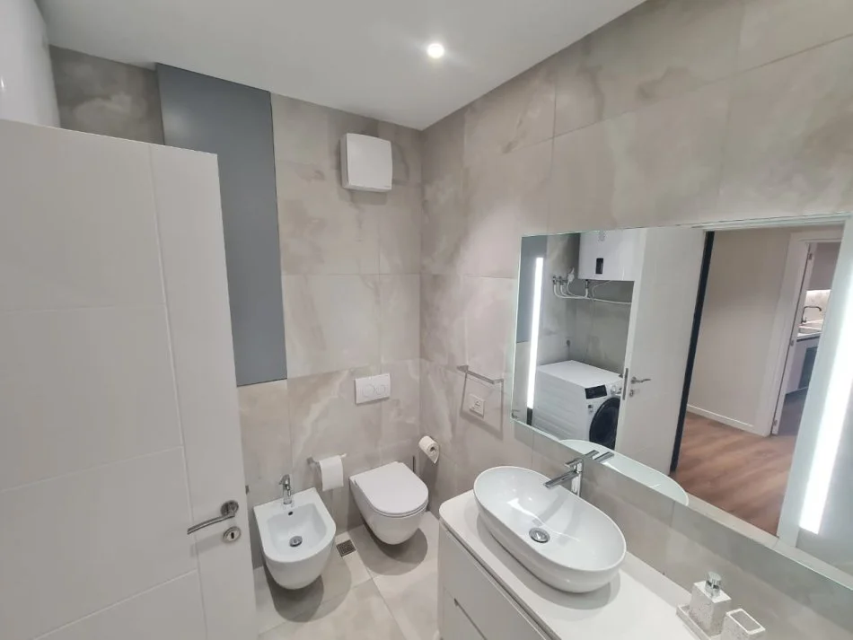 Tirane, jepet me qera apartament 1+1+Ballkon Kati 4, 82 m² 1.000 € (Pazari i Ri)