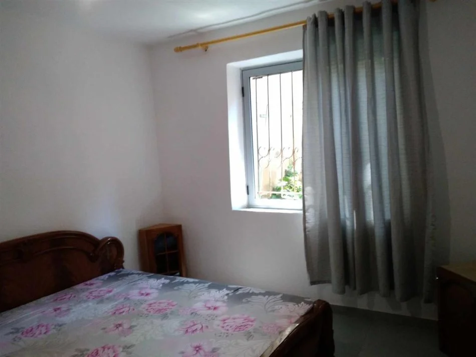 Tirane, jepet me qera apartament 1+1 Kati 1, 68 m² 350 € (allias)