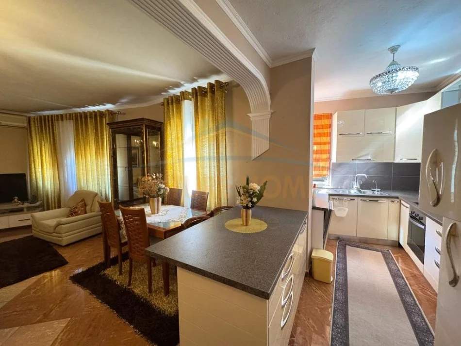 Tirane, jepet me qera apartament 2+1+Aneks+Ballkon Kati 4, 115 m² 900 € (qender)