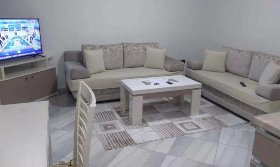 Apartament 1+1 me qera tek restoran durresi (400 euro)