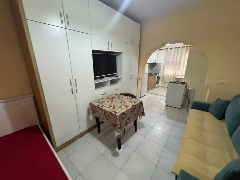 Garsoniere me qera tek Stacioni i Trenit (330 Euro)