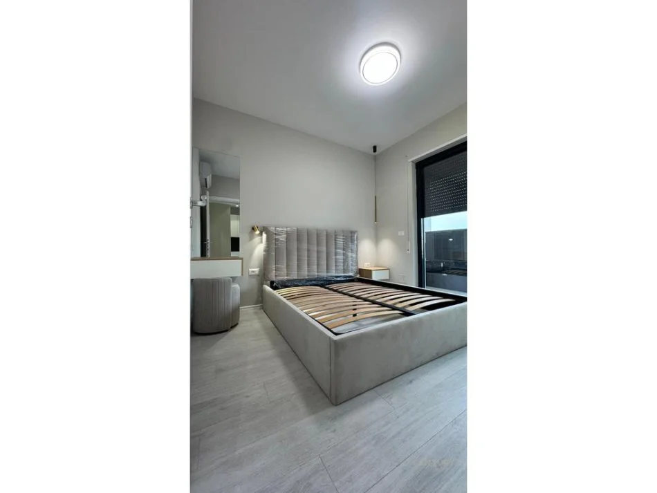 Tirane, jepet me qera apartament+verande | Penthouse 1+1 Kati 7, 53 m² 700 € (ish stacioni i trenit)