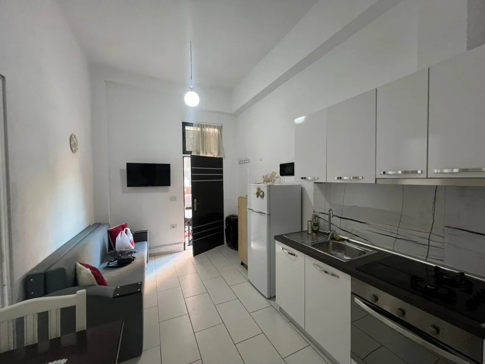 Apartament 1+1 me qera tek kodra e diellit 1 (350 euro)