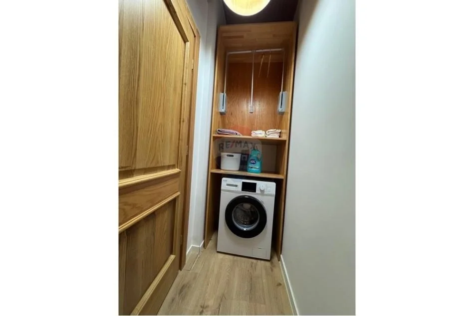 Tirane, jepet me qera Kati 4, 33 m² 400 €