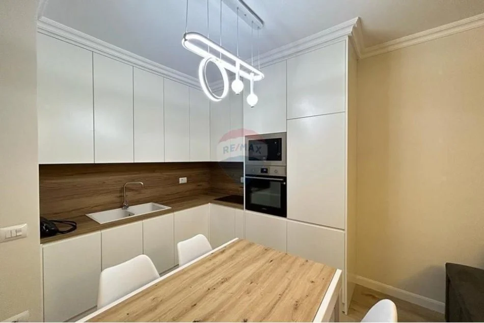 Tirane, jepet me qera apartament 2+1+Aneks+Ballkon , 95 m² 1.100 € (Rruga Tefta Tashko Koco)