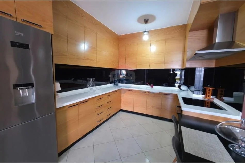 Tirane, jepet me qera apartament 2+1+Aneks+Ballkon Kati 3, 100 m² 750 € (Prane PAllatit me Shigjeta)