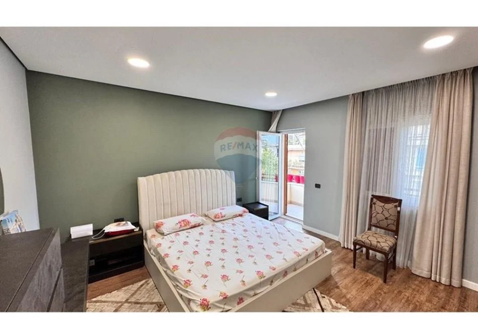 Tirane, jepet me qera apartament 3+1+Aneks+Ballkon , 200 m² 1.000 € (Rruga 5 Maji)