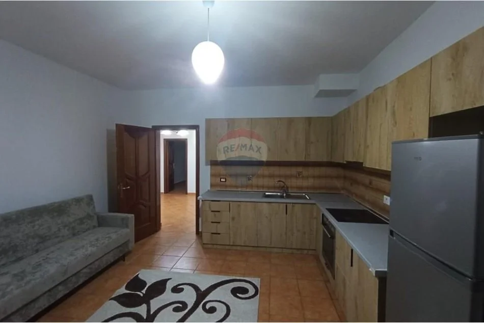 Tirane, jepet me qera apartament 3+1+Aneks+Ballkon Kati 3, 126 m² 500 € (Rruga Aleksander Mojsiu)