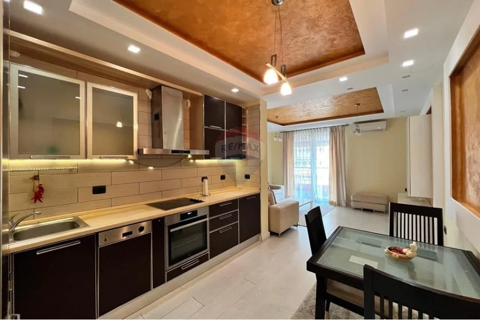 Tirane, jepet me qera apartament 2+1 , 850 € 