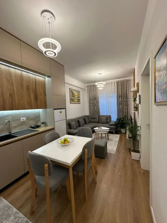 Tirane, jepet me qera apartament 1+1+Ballkon Kati 6, 60 m² 450 € (ALI DEMI)