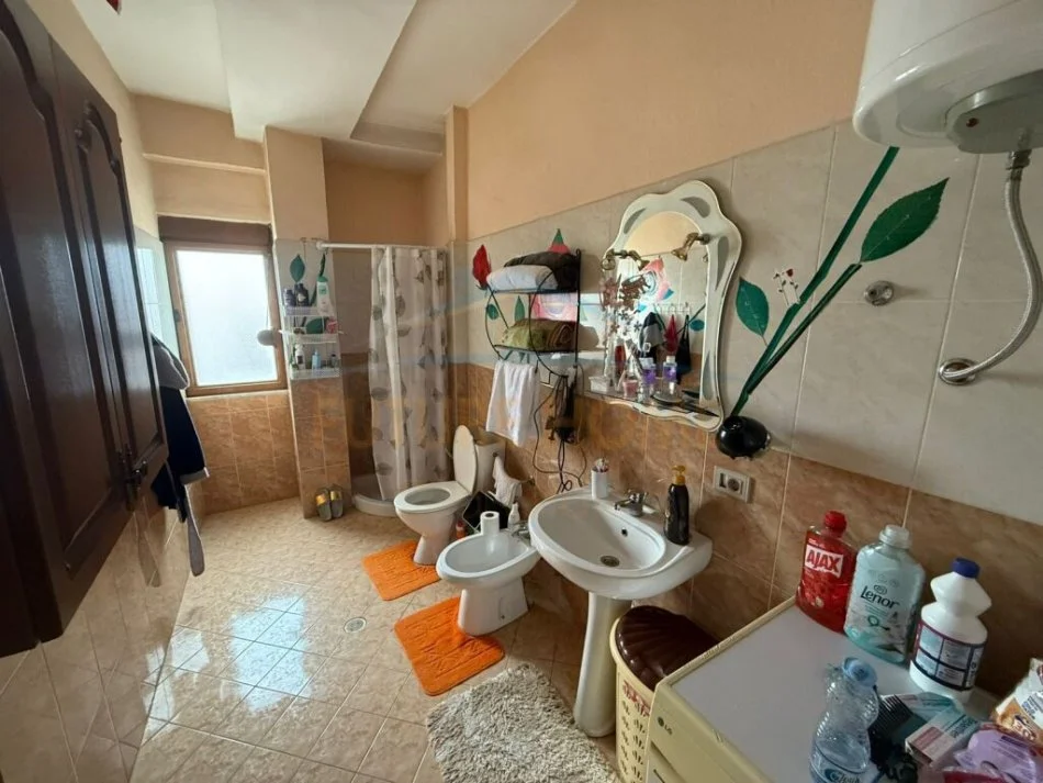 Korce, shitet apartament 2+1+Ballkon Kati 5, 95 m² 75.000 € (Lagjia 7, Korçë)