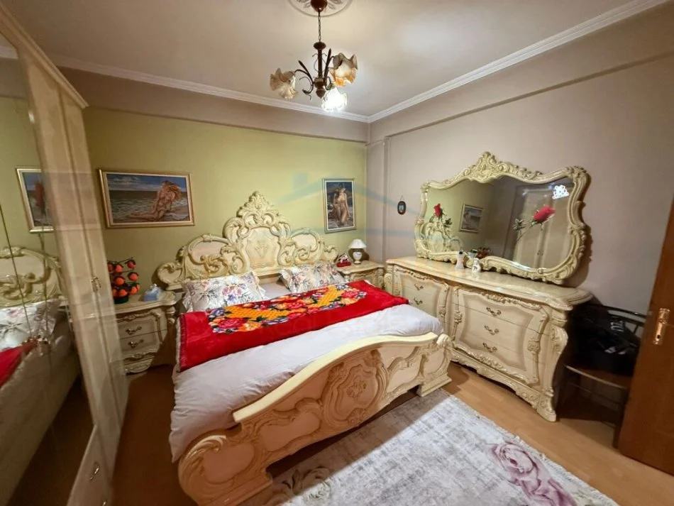 Korce, shitet apartament 2+1+Ballkon Kati 5, 95 m² 75.000 € (Lagjia 7, Korçë)