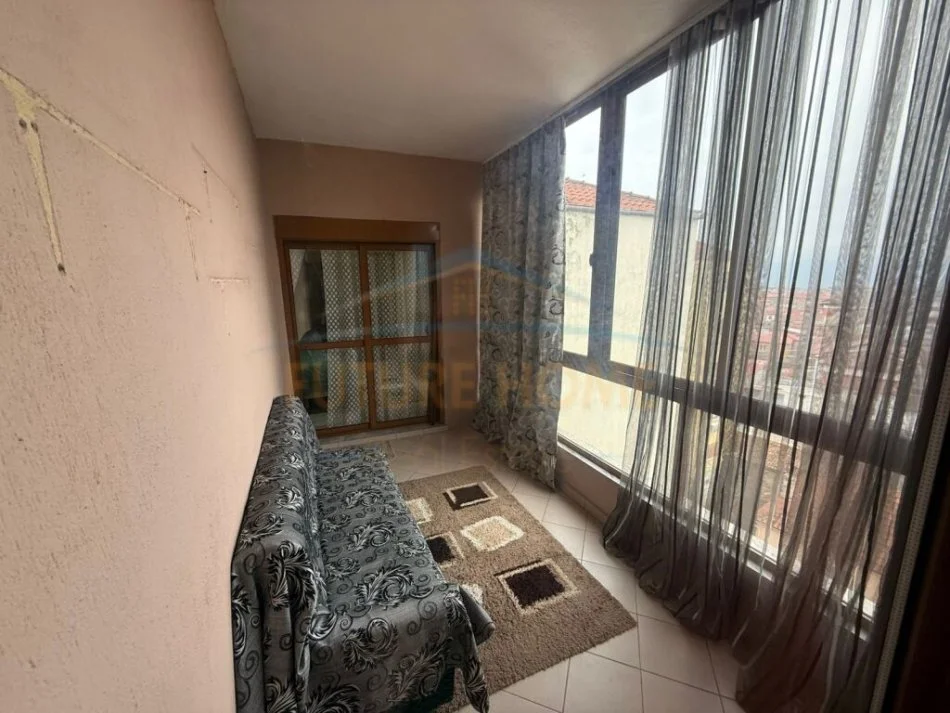 Korce, shitet apartament 2+1+Ballkon Kati 5, 95 m² 75.000 € (Lagjia 7, Korçë)