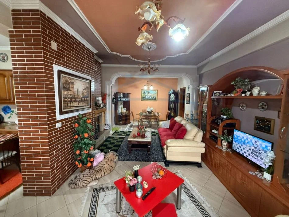 Korce, shitet apartament 2+1+Ballkon Kati 5, 95 m² 75.000 € (Lagjia 7, Korçë)