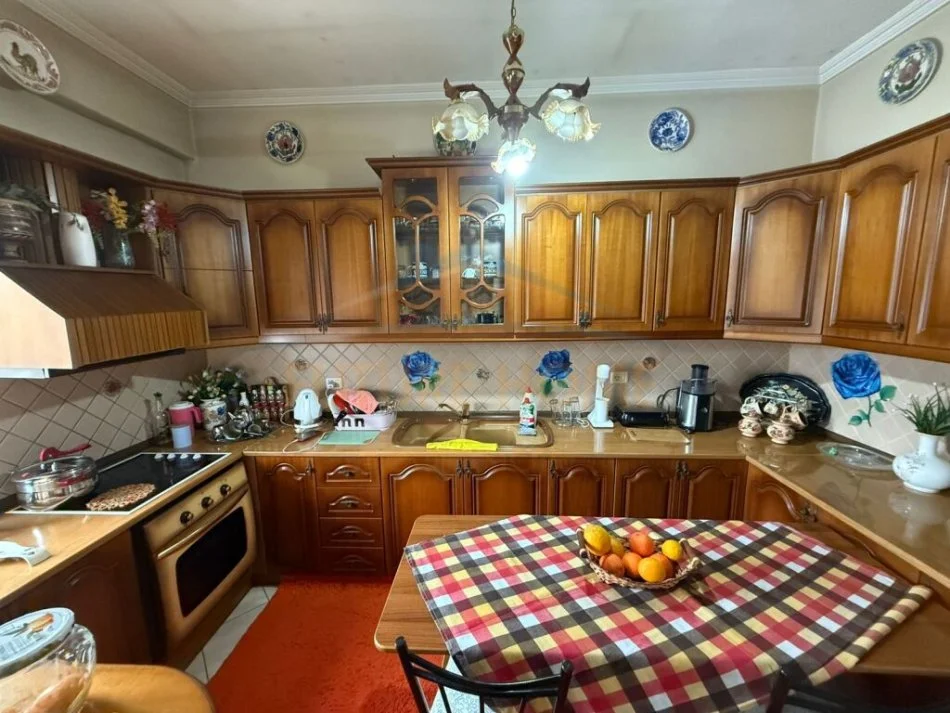 Korce, shitet apartament 2+1+Ballkon Kati 5, 95 m² 75.000 € (Lagjia 7, Korçë)