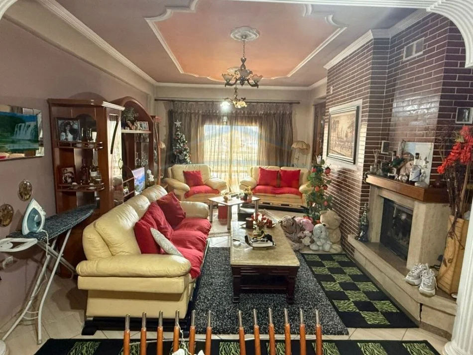 Korce, shitet apartament 2+1+Ballkon Kati 5, 95 m² 75.000 € (Lagjia 7, Korçë)