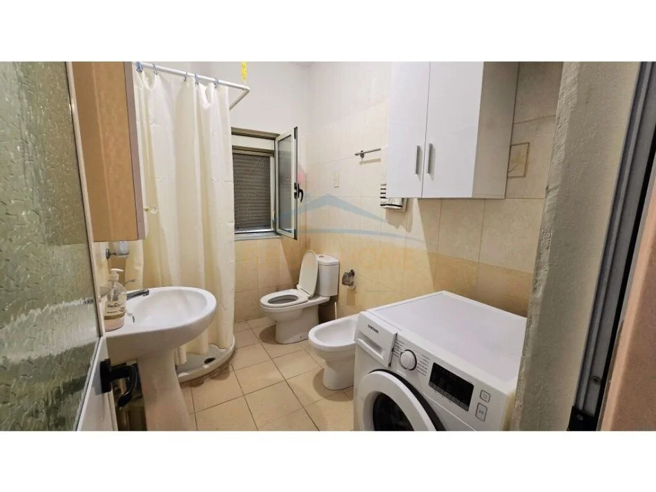 Durres, jap me qera apartament 1+1+Ballkon Kati 4, 160 m² 350 € (shkembi i kavajes)