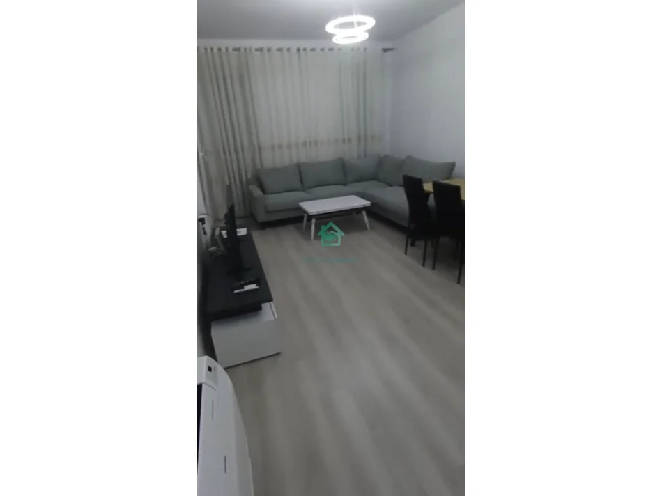 Tirane, jepet me qera apartament 2+1 Kati 7, 450 € (Univers City)