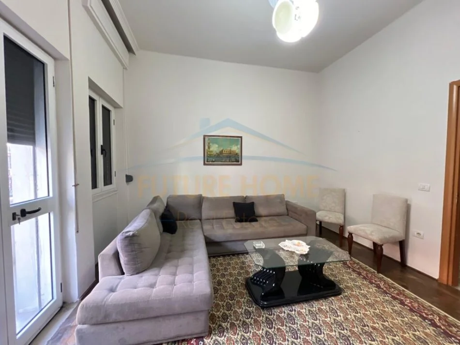 Durres, jepet me qera apartament 2+1 , 120 m² 400 € (qender durres)