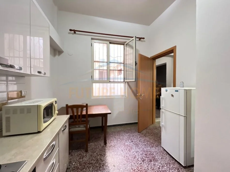 Durres, jepet me qera apartament 2+1 , 120 m² 400 € (qender durres)