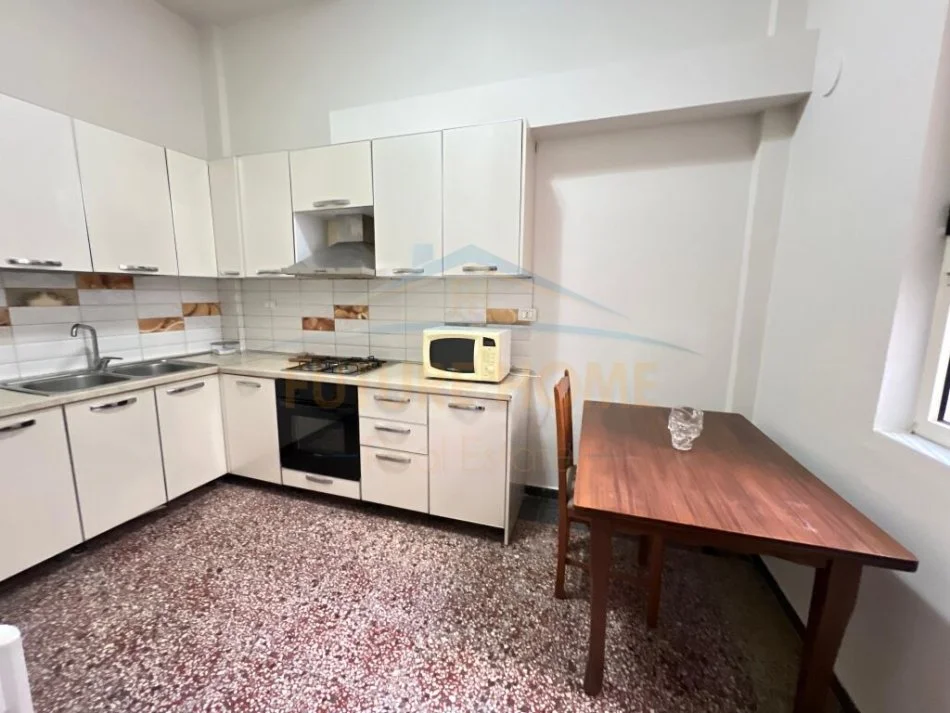 Durres, jepet me qera apartament 2+1 , 120 m² 400 € (qender durres)