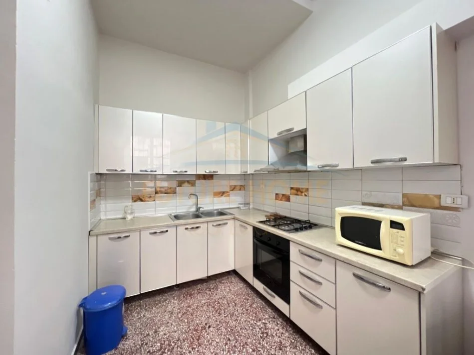 Durres, jepet me qera apartament 2+1 , 120 m² 400 € (qender durres)