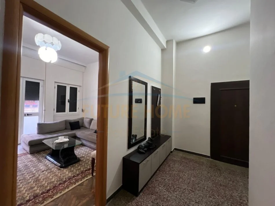 Durres, jepet me qera apartament 2+1 , 120 m² 400 € (qender durres)