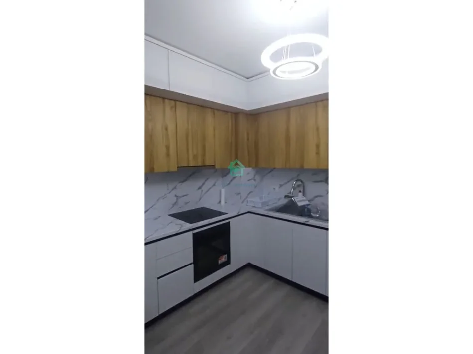 Tirane, jepet me qera apartament 2+1 Kati 7, 450 € (Univers City)