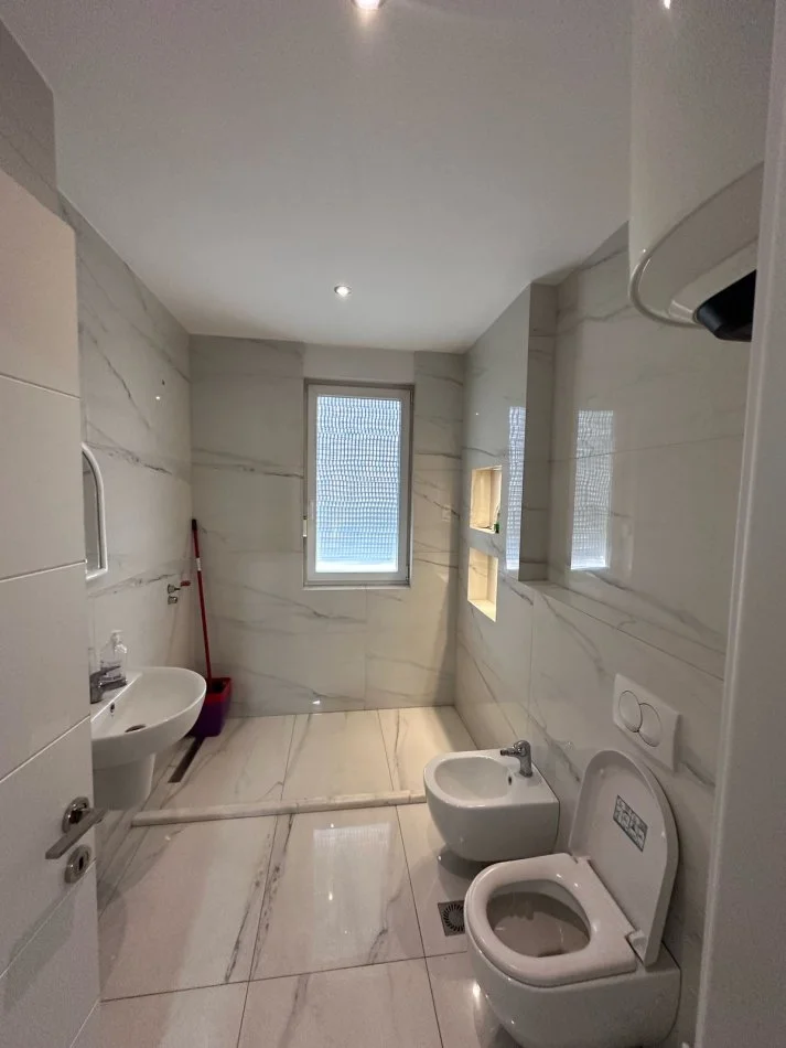 Tirane, jepet me qera zyre Kati 3, 121 m² 1.000 € (21 Dhjetori)