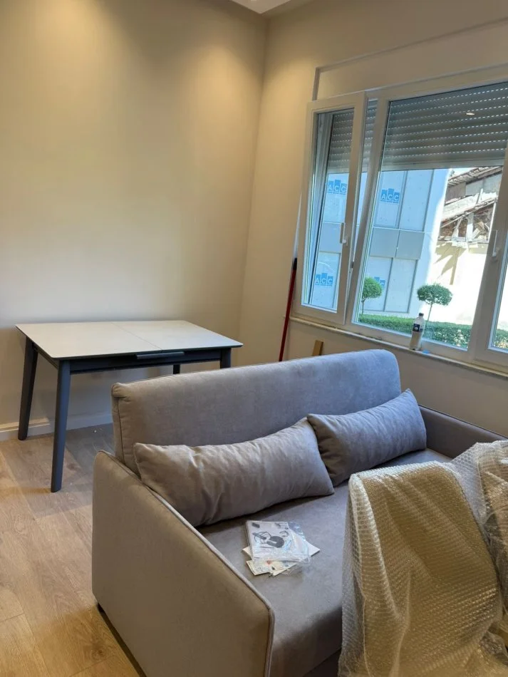 Tirane, jepet me qera apartament 1+1 Kati 1, 55 m² 900 € (Rruga e dibres)