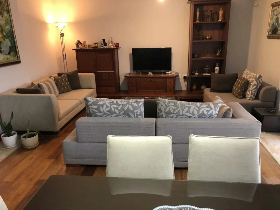 Tirane, jepet me qera apartament 3+1 Kati 6, 160 m² 1.100 € (myslym shyri)
