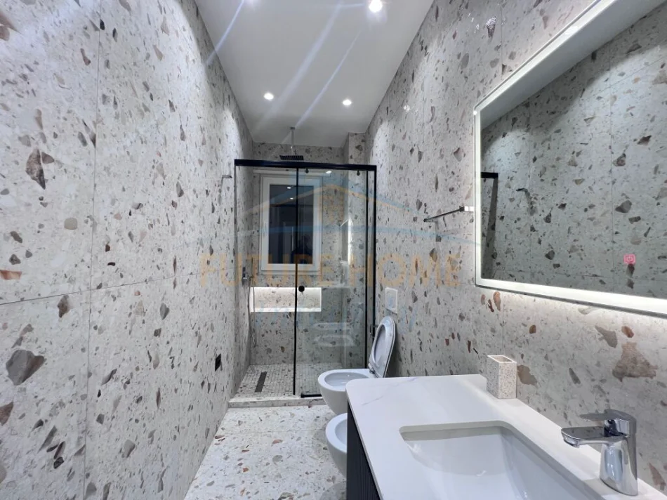 Tirane, jepet me qera apartament 1+1+Ballkon Kati 8, 70 m² 800 € (Porcelan)