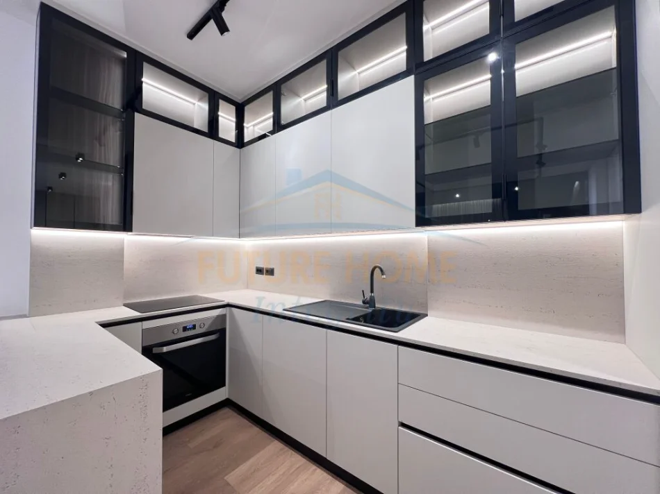 Tirane, jepet me qera apartament 1+1+Ballkon Kati 8, 70 m² 800 € (Porcelan)