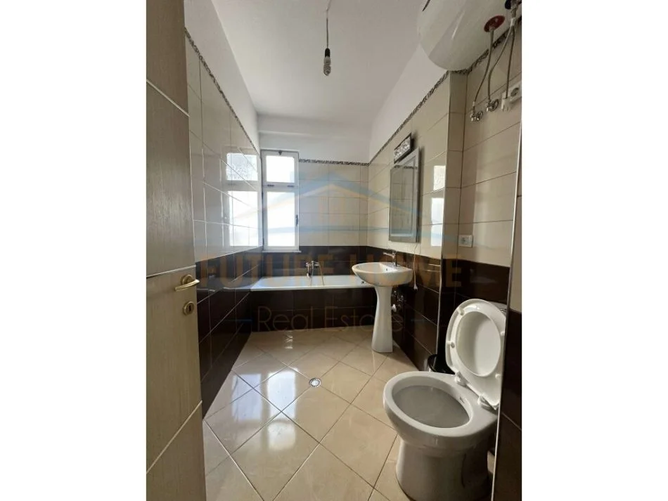 Tirane, jepet me qera apartament 2+1 Kati 3, 104 m² 450€ (YZBERISHT)
