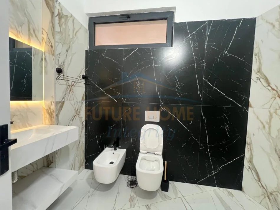 Tirane, jepet me qera ambjent biznesi Kati 0, 90 m² 1.000 € (pazari i ri)