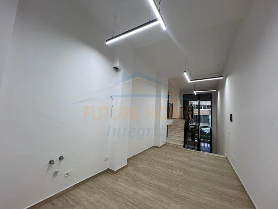 Tirane, jepet me qera ambjent biznesi Kati 0, 90 m² 1.000 € (pazari i ri)