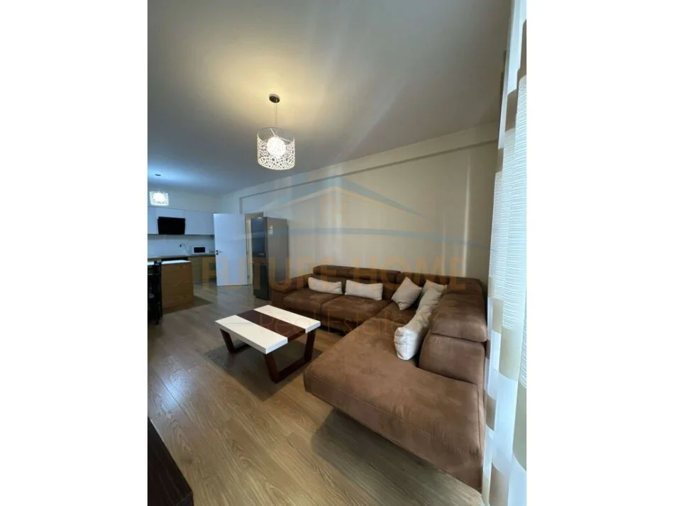 Tirane, jepet me qera apartament 2+1+Ballkon Kati 2, 95 m² 600 € (Kodra e Diellit)