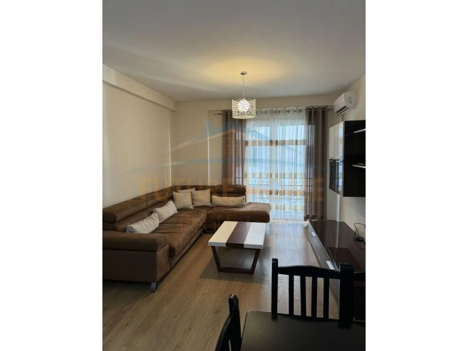 Tirane, jepet me qera apartament 2+1+Ballkon Kati 2, 95 m² 600 € (Kodra e Diellit)