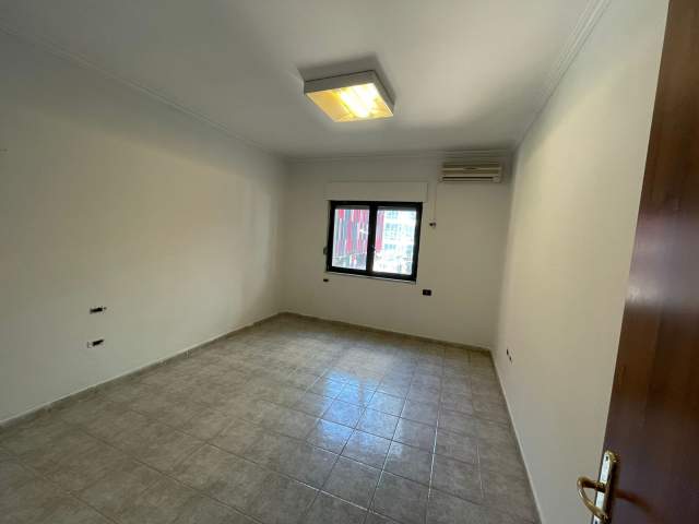 Tirane, jepet me qera ambjent biznesi Kati 1, 132 m² 800 Euro (Faik Konica)