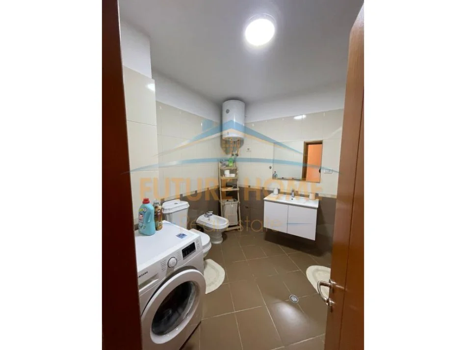 Tirane, jepet me qera 1+1 Kati 5, 75 m² 750 € (Rruga e Kavajes)