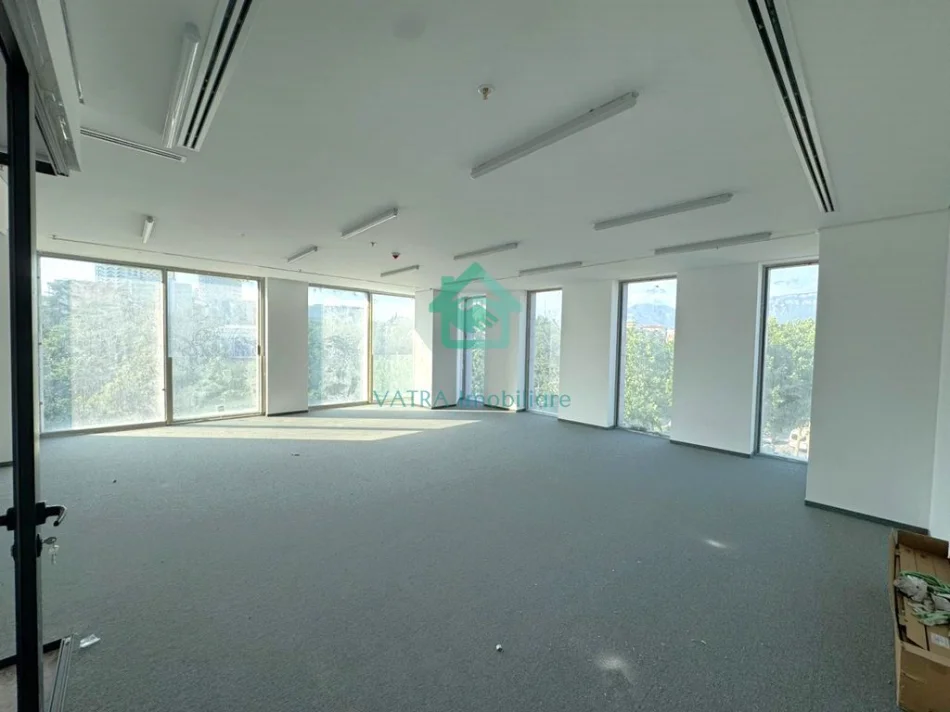 Tirane, jepet me qera ambjent biznesi , 74 m² 3.000 € (DownTown)