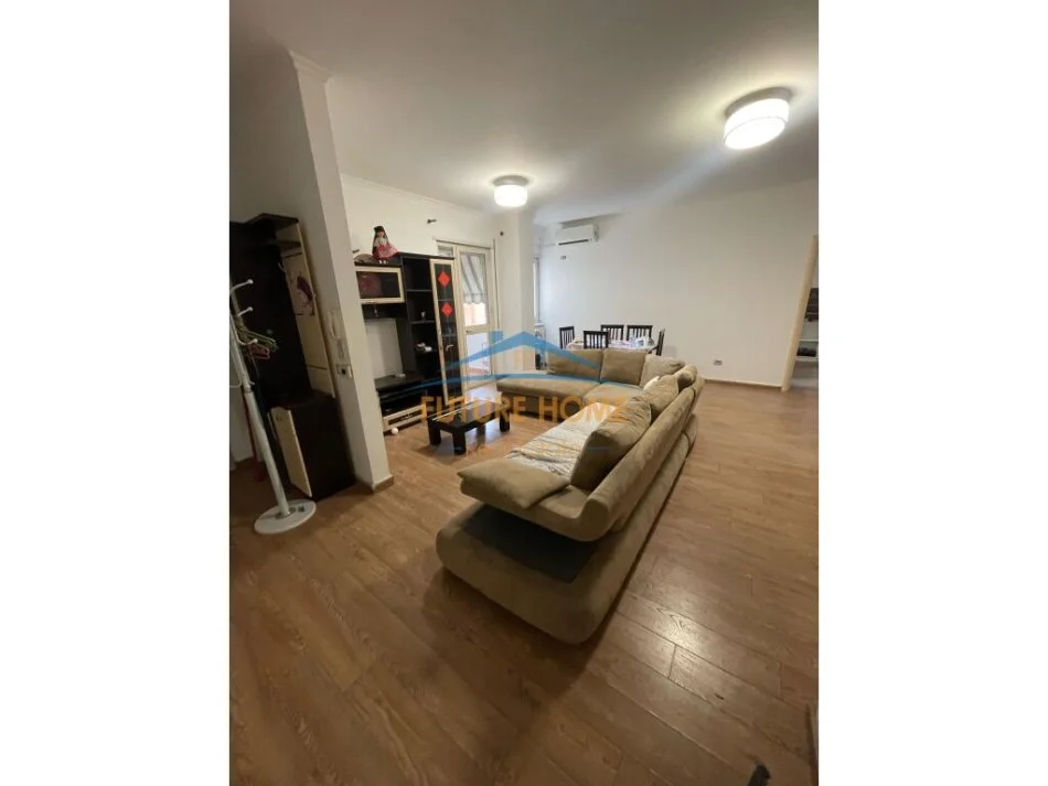 Tirane, jepet me qera apartament 2+1 Kati 5, 104 m² 600 € (Rruga e Kavajes)