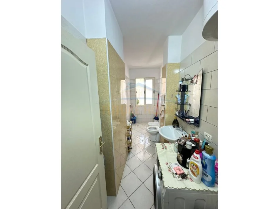 Tirane, shitet apartament 2+1+Ballkon Kati 2, 100 m² 138.000 € (unaza e re)