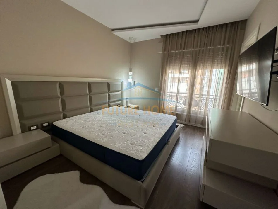 Tirane, jepet me qera apartament 3+1 Kati 5, 140 m² 1.700 € (rruga e kavajes)