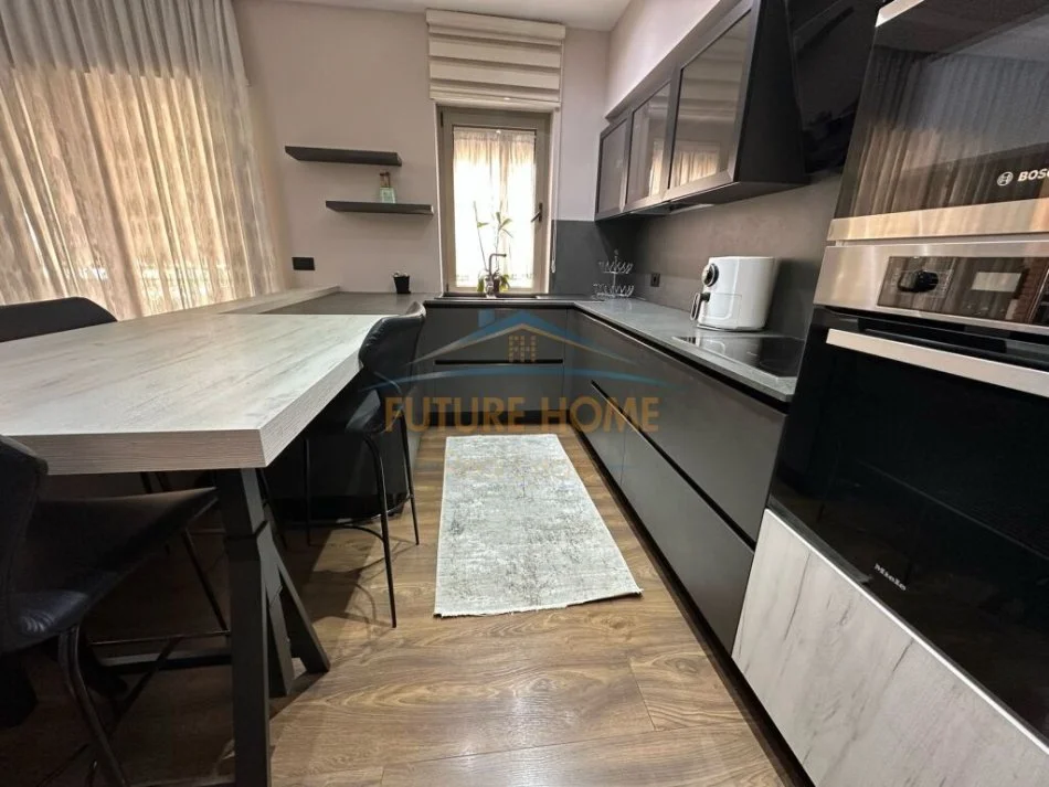 Tirane, jepet me qera apartament 3+1 Kati 5, 140 m² 1.900 € (Kompleks Delijorgji)