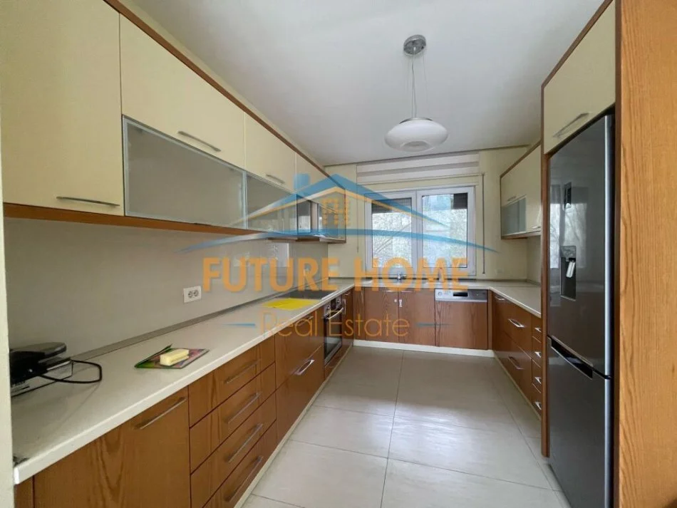 Tirane, jepet me qera Vile 4+1+Aneks+Ballkon Kati 0, 321 m² 2.200 € (Residenca Sunrise)